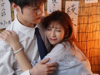 Thanh niên may mắn bị bạn thân nện
